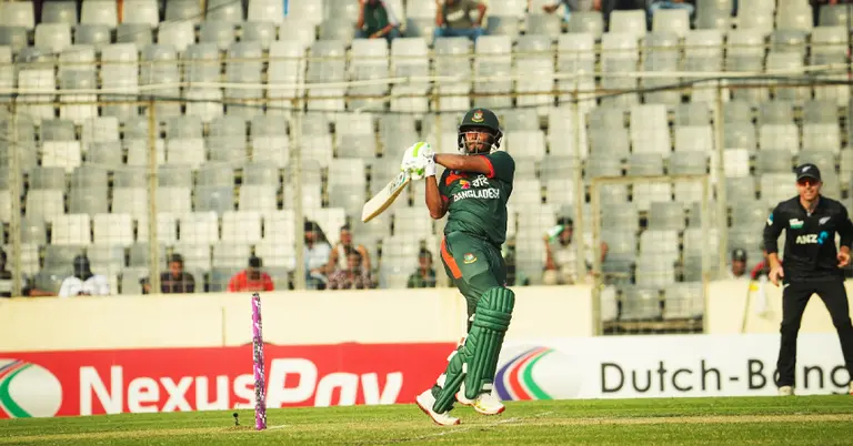 বাংলাদেশি এক ব্যাটারের ব্যাটিংয়ের একটি মুহূর্ত